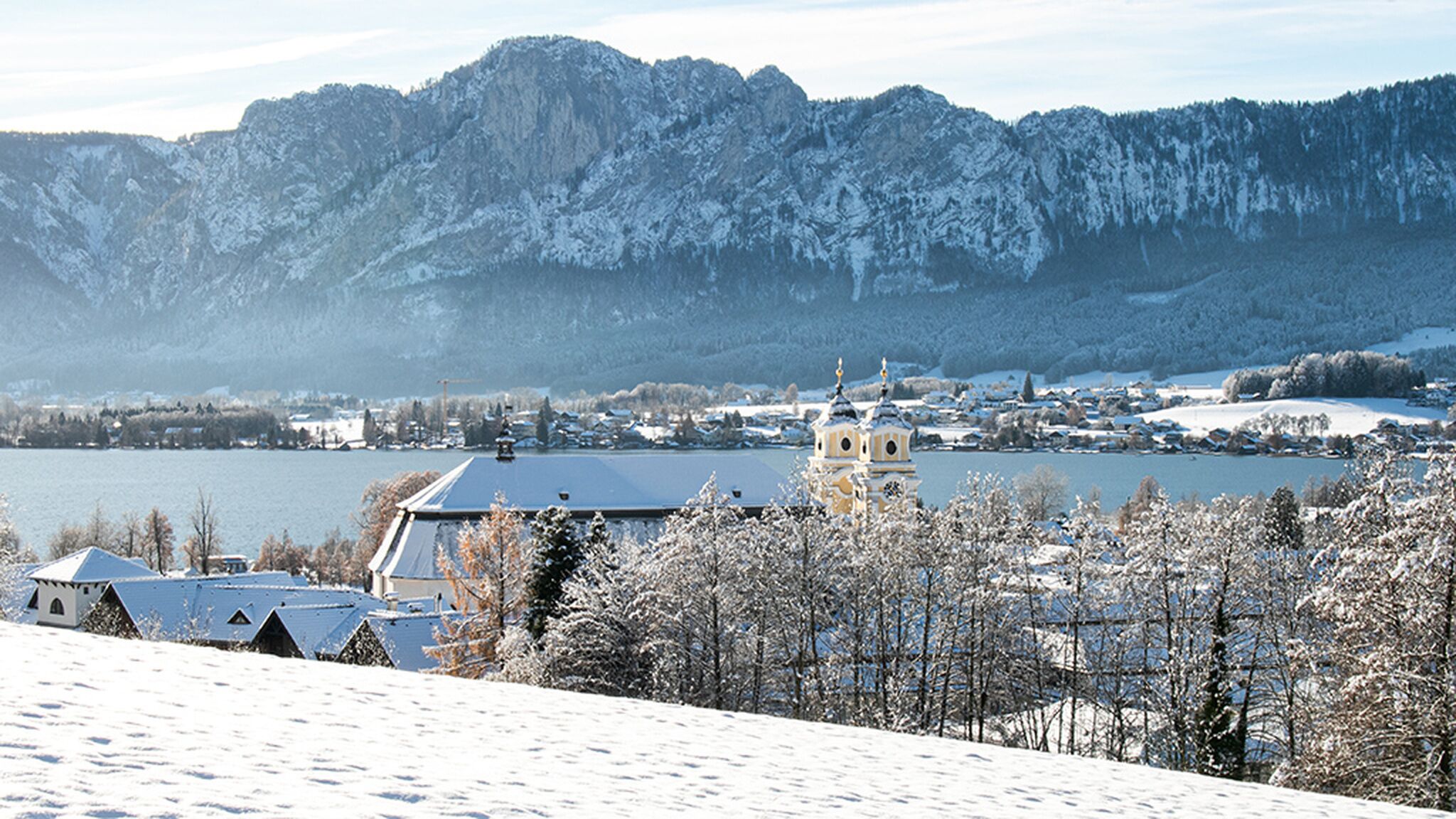 Die schneebedeckte Landschaft von Mondsee im Winter.