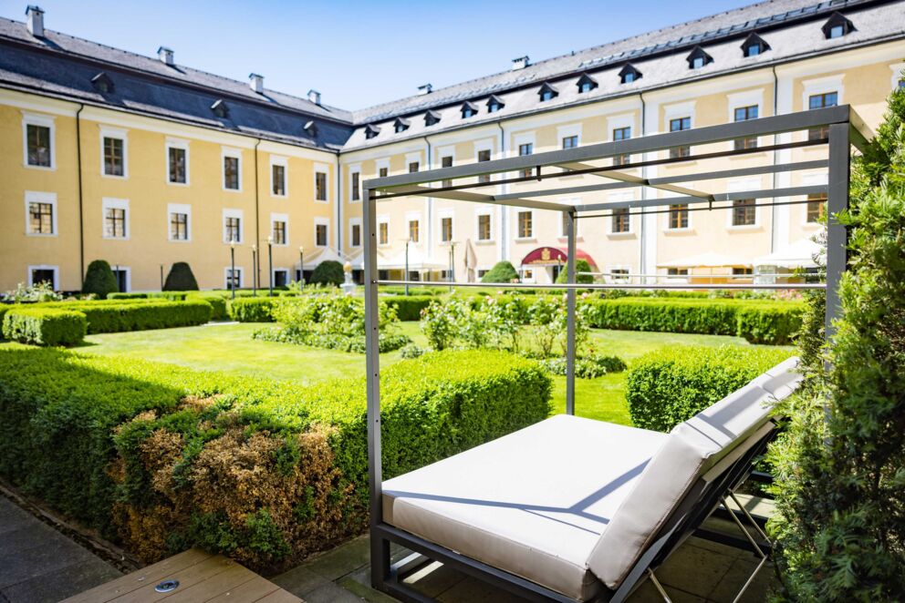 Entspannungsbereich im Spa des Schlosshotels Mondsee mit Liegen und direktem Zugang zum Garten