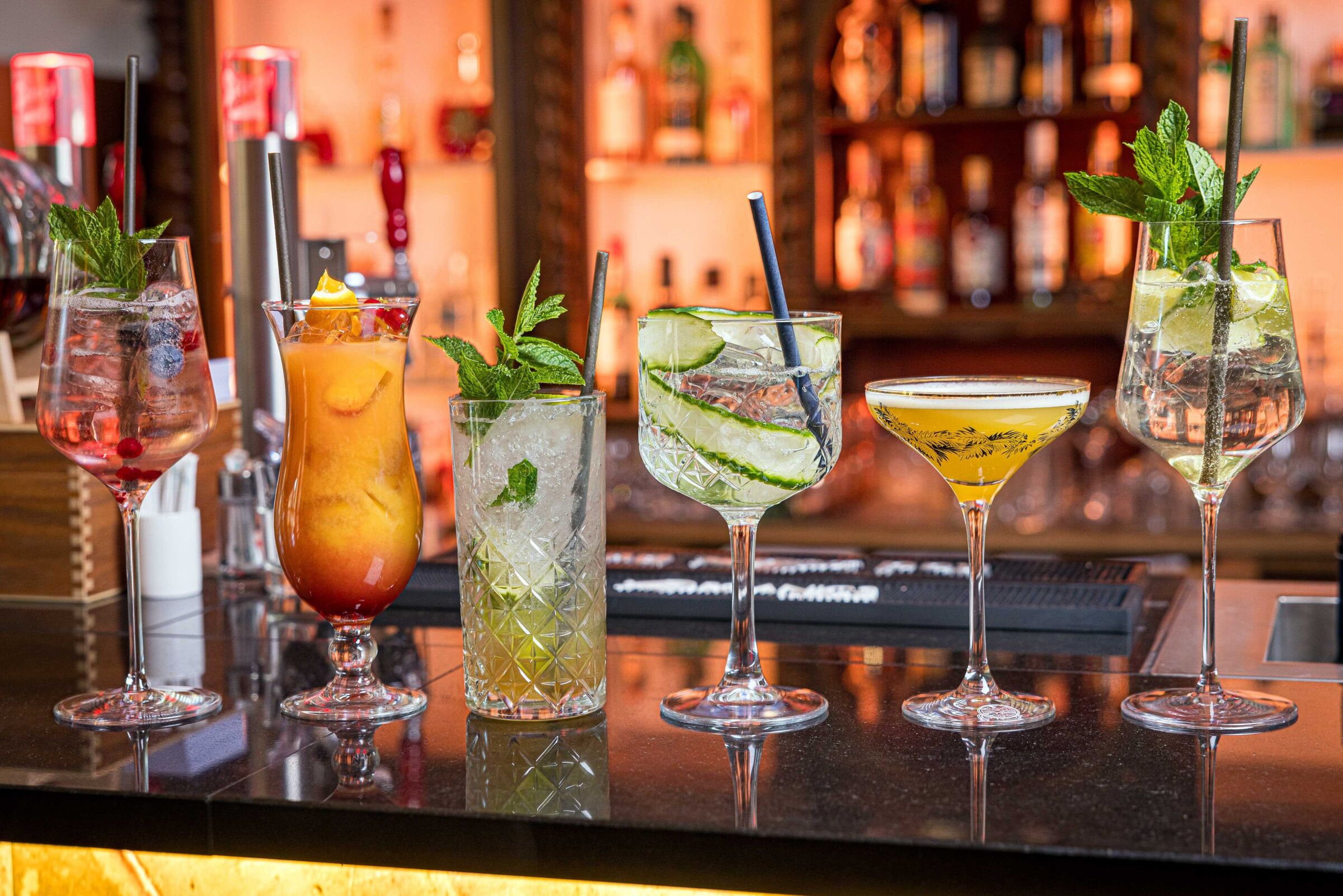 Verschiedene Auswahl an leckeren Cocktails von Mojito bis zu Cranberry Lillet