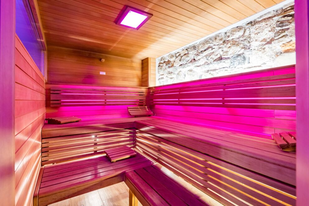 Sauna mit warmem Licht und entspannender Atmosphäre im Monasterium SPA des Schlosshotels Mondsee