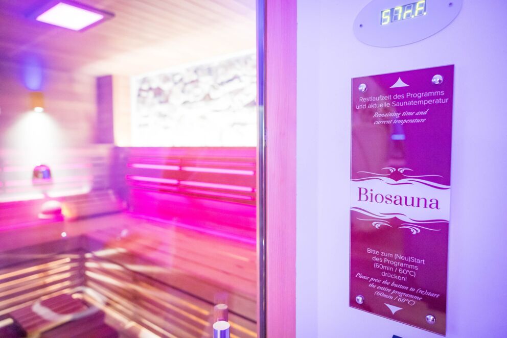 Sauna mit warmem Licht und entspannender Atmosphäre im Monasterium SPA des Schlosshotels Mondsee