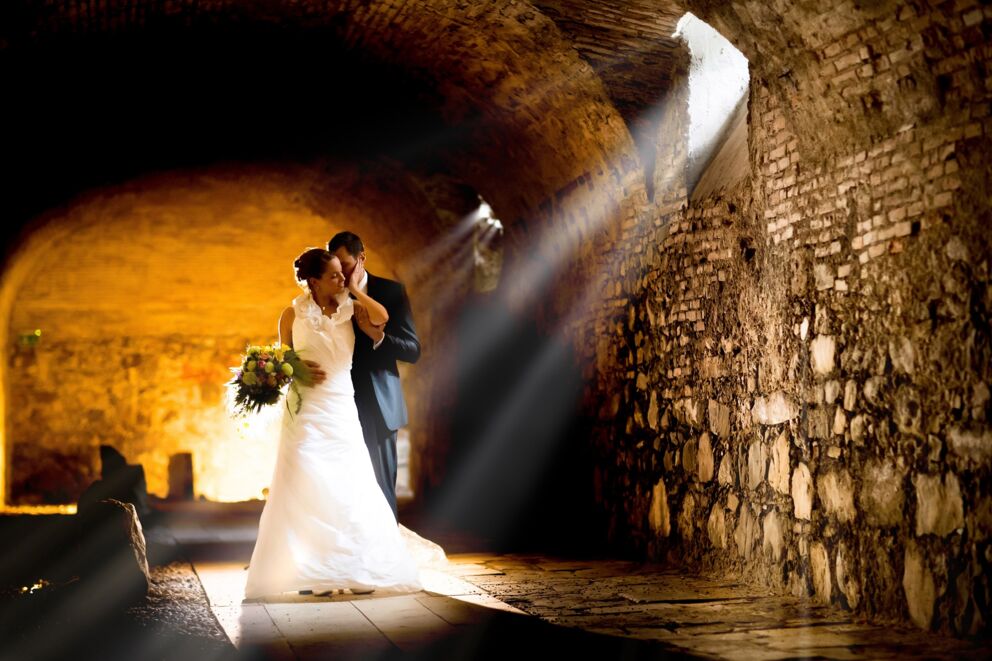 Verliebtes Brautpaar bei der Schloss Hochzeit im Schlosshotel Mondsee