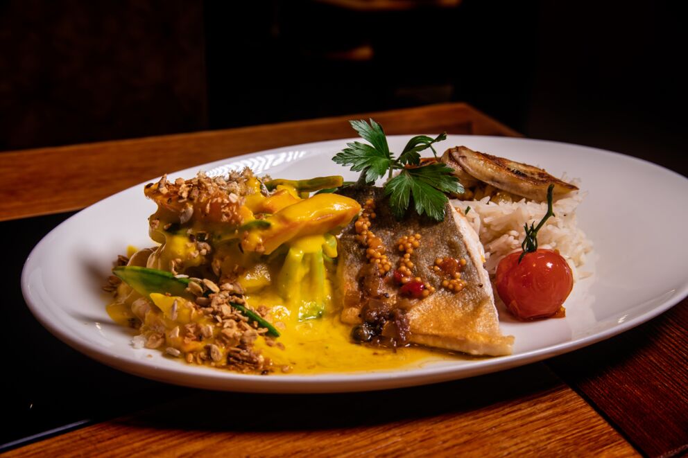 Curry mit Reis, Fisch und Gemüse im Restaurant Benediktus im Salzkammergut