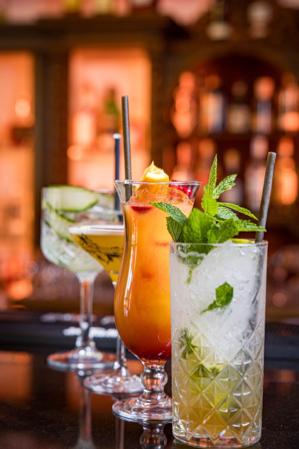 Bunte Cocktails auf der Bar