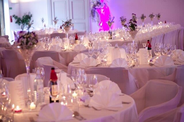 Schloss Hochzeit in Österreich mit wundervollen gedeckten Tischen im Schlosshotel Mondsee