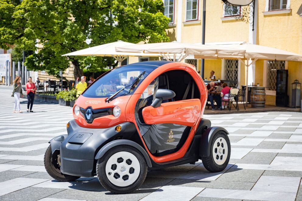 E-Twizy als umweltfreundliches Elektroauto vor dem Schlosshotel Mondsee – nachhaltige Mobilität für Ausflüge in der Region