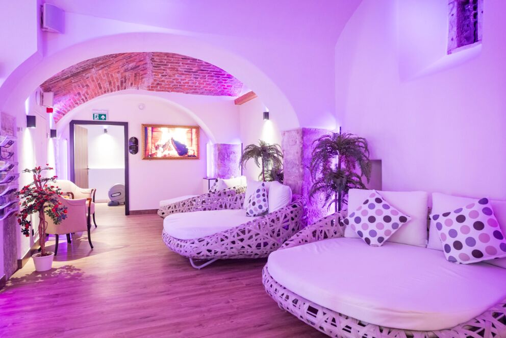 Mondsee Wellness-Oase im Schlosshotel mit gemütlichen großen Spa-Liegen.