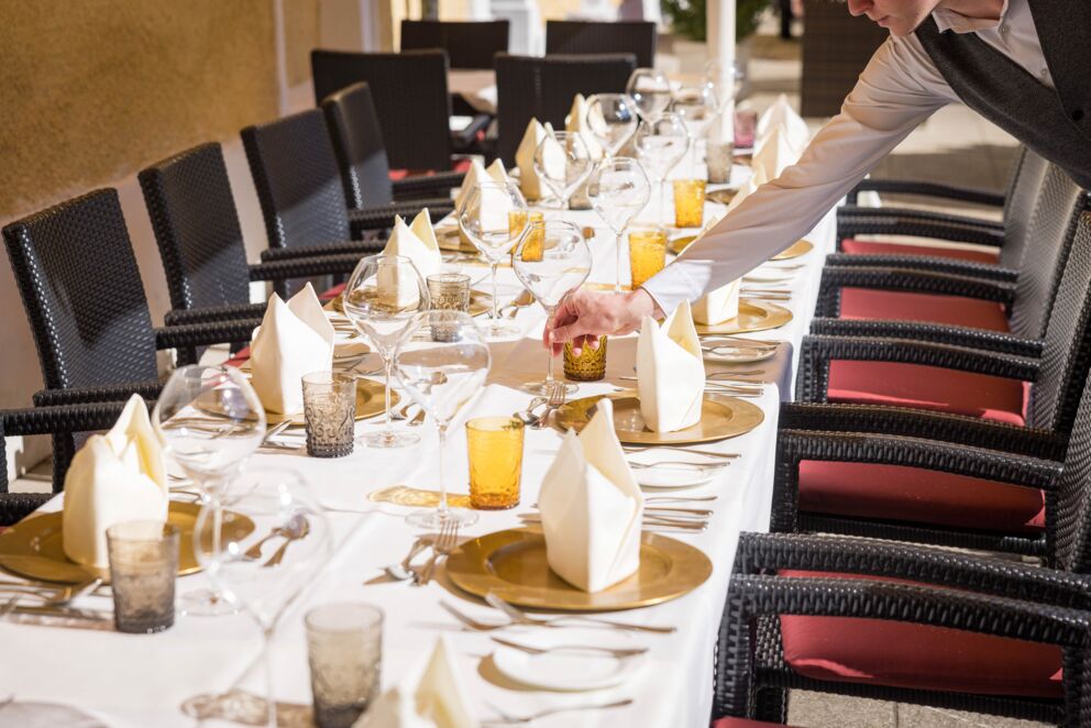 Gedeckter Tisch für eine Hochzeit im Schloss Mondsee