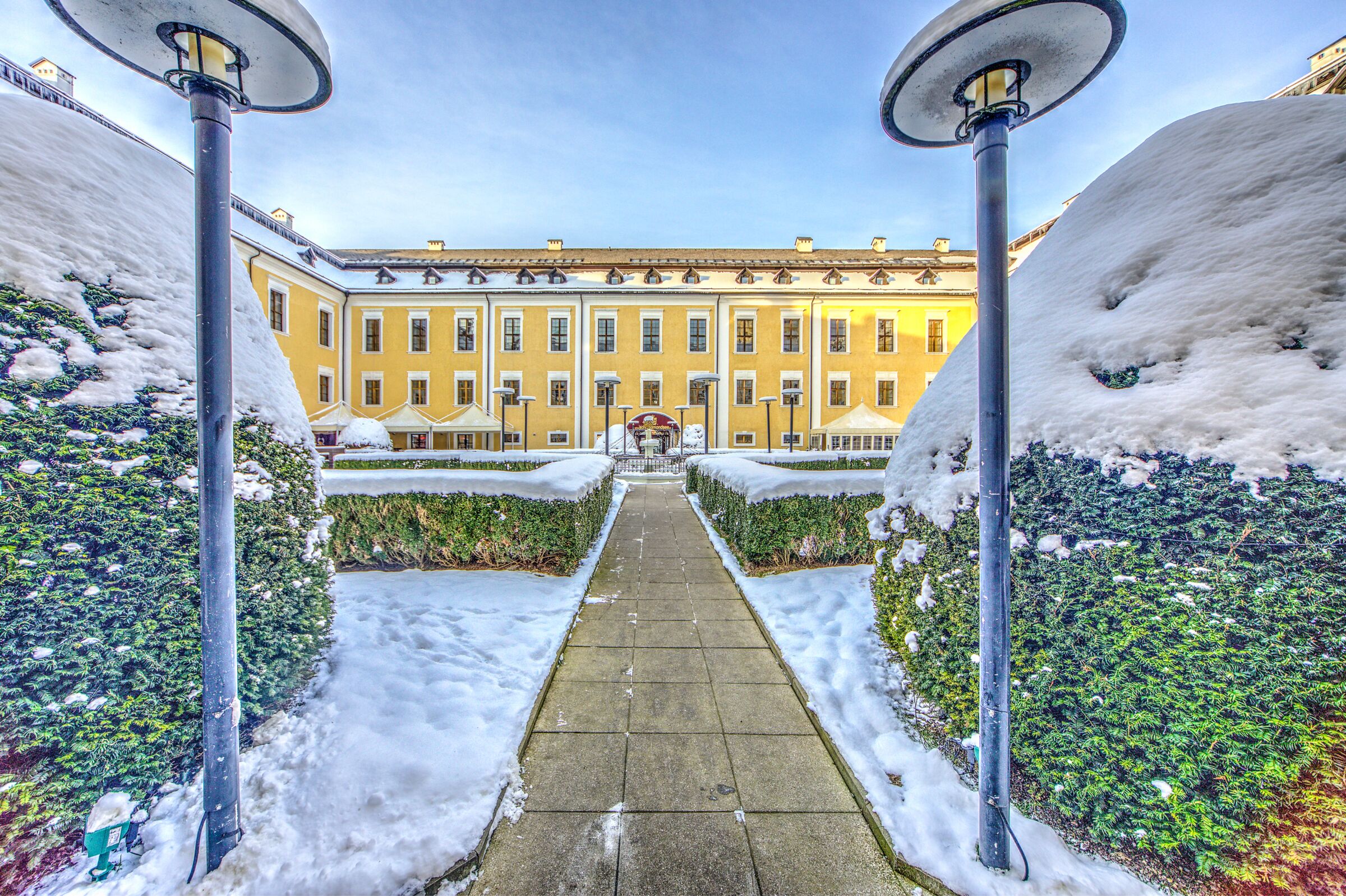 Der Schlossgarten vom Schlosshotel Mondsee im Salzkammergut schneebedeckt.