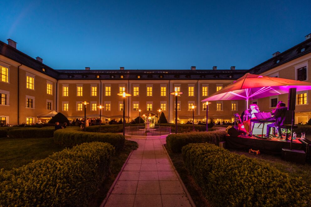 Der Schlossgarten im Schlosshotel Mondsee bei Nacht mit Live-Musik