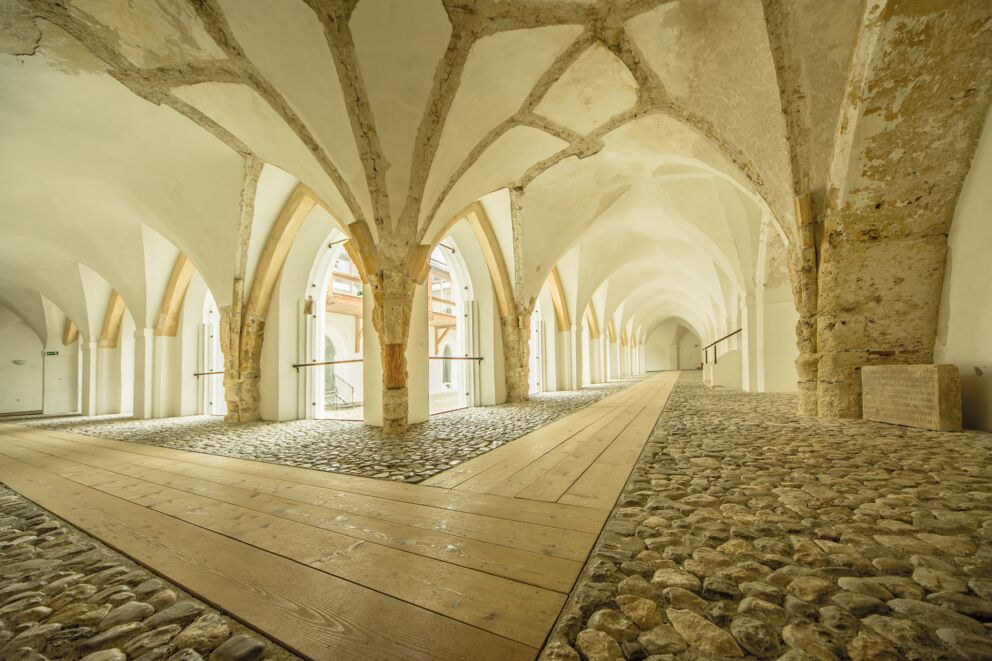 Historischer Schlosskreuzgang im Schloss Mondsee mit Arkaden und ruhiger Atmosphäre