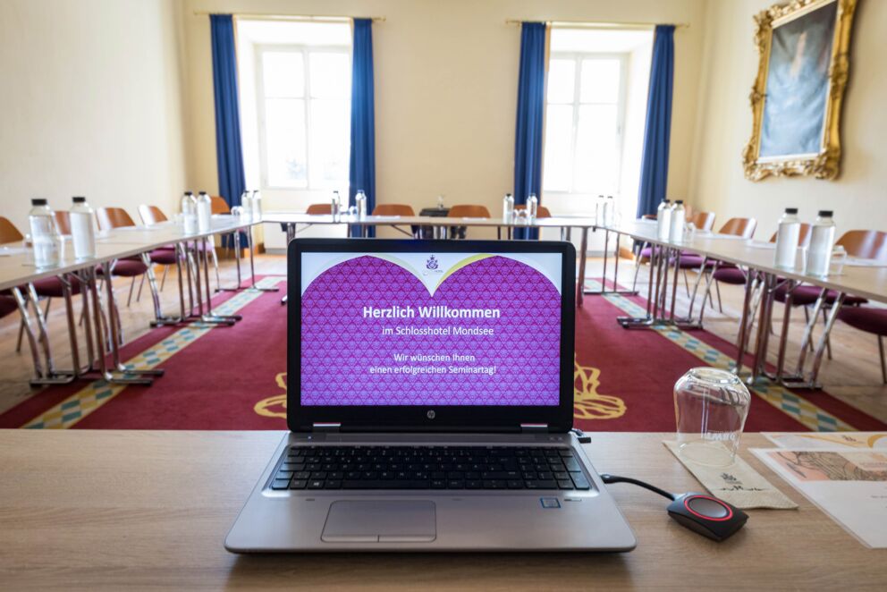 Detaillierte Aufnahme eines Seminarraums mit moderner Technik, heller Beleuchtung und flexibler Bestuhlung im Schlosshotel Mondsee