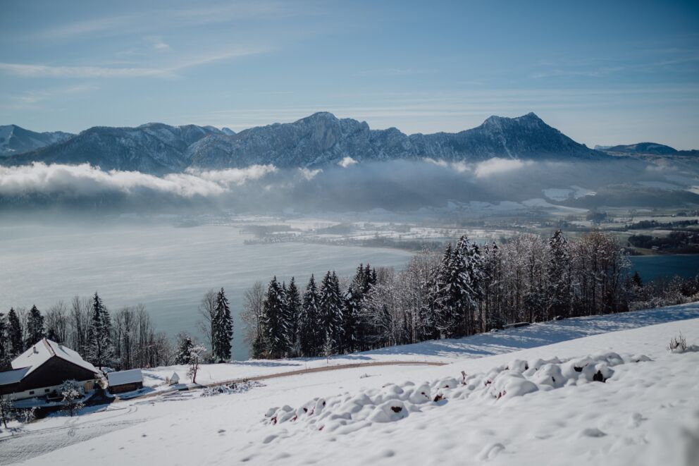 Die Bergkulisse und der Mondsee im Winter.
