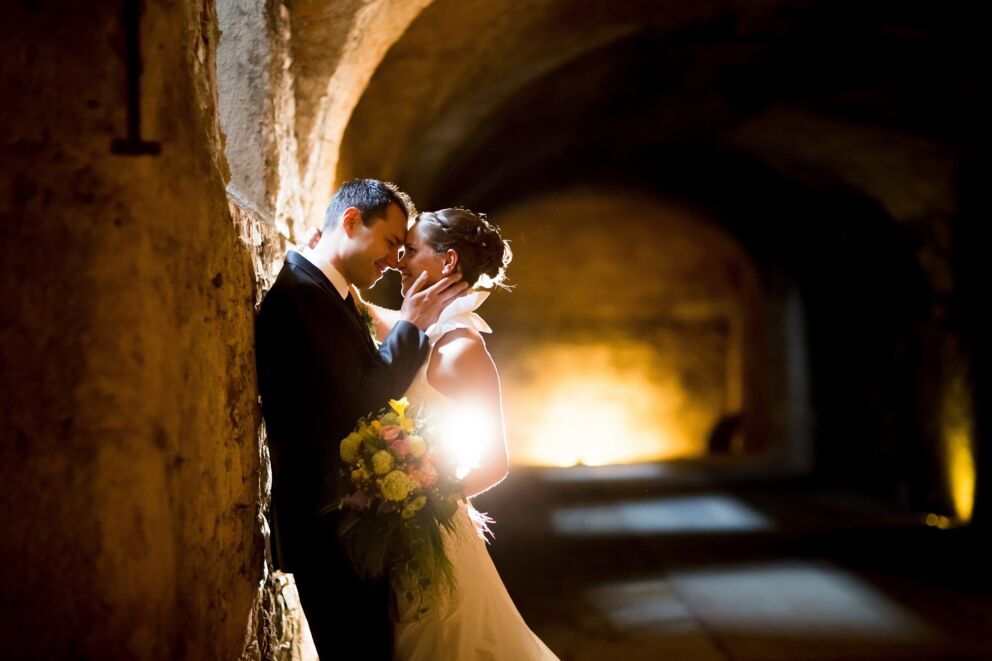 Verliebtes Brautpaar während Ihrer Hochzeit im Schloss Mondsee