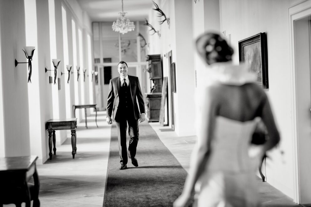 Verliebtes Hochzeitspaar im Schlosshotel Mondsee, der schönsten Hochzeitslocation im Salzkammergut