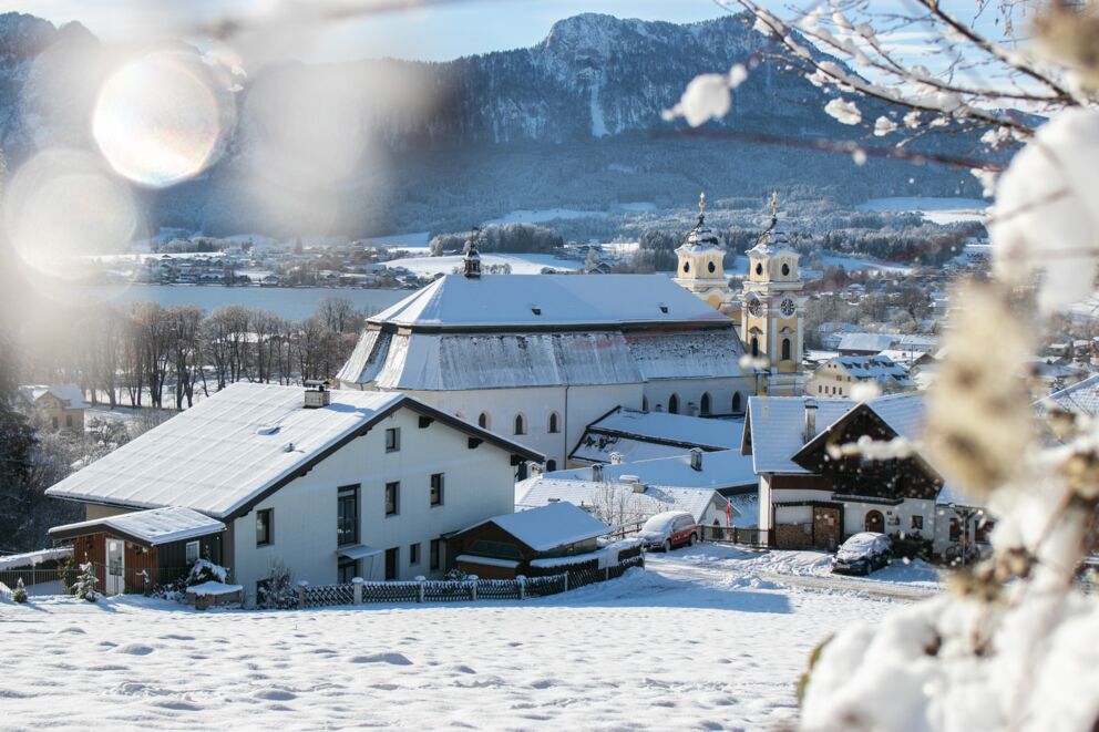 Die Basilika Mondsee in verschneiter Landschaft perfekt für eine winterliche Hochzeit am Mondsee