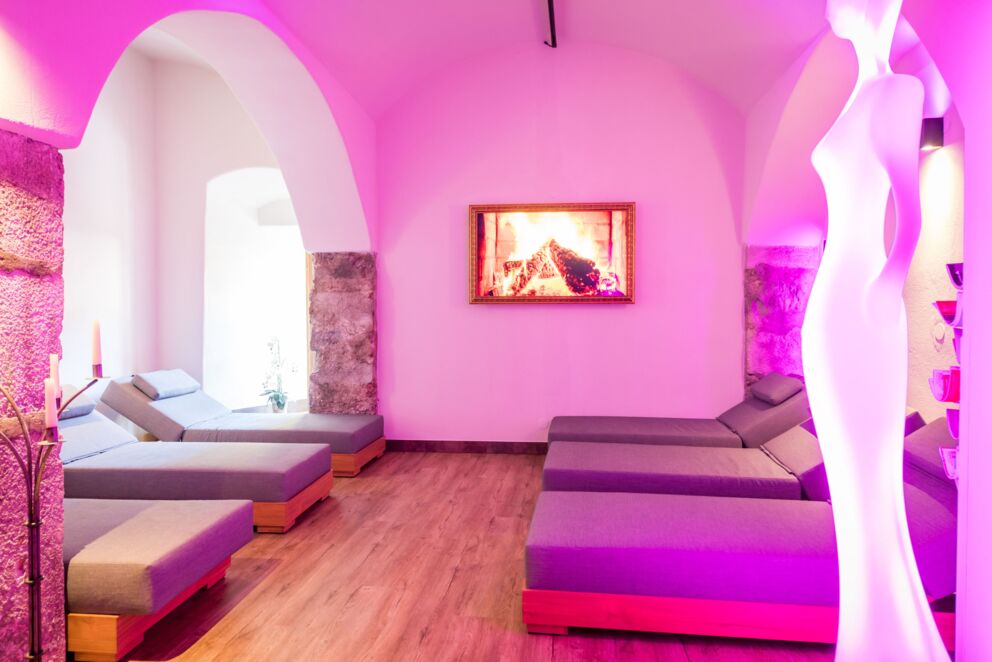 Eleganter Ruheraum im Spa des Schlosshotels Mondsee mit Liegen, warmem Licht und entspannender Atmosphäre
