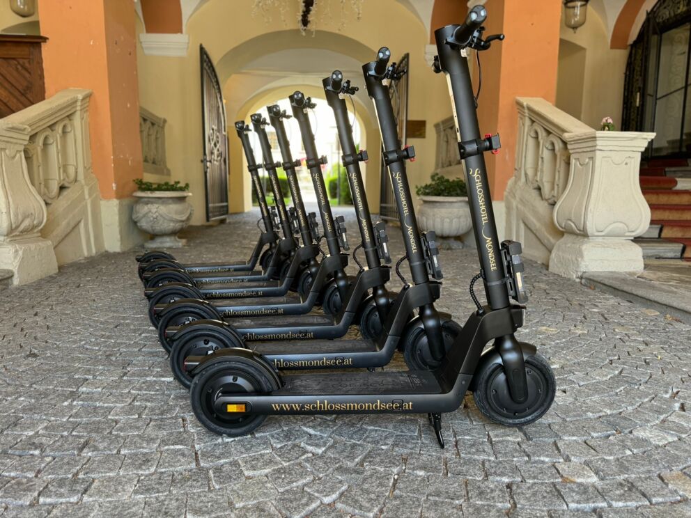 Moderne E-Scooter als nachhaltige Mobilitätslösung im Schlosshotel Mondsee – ideal für Ausflüge rund um den Mondsee