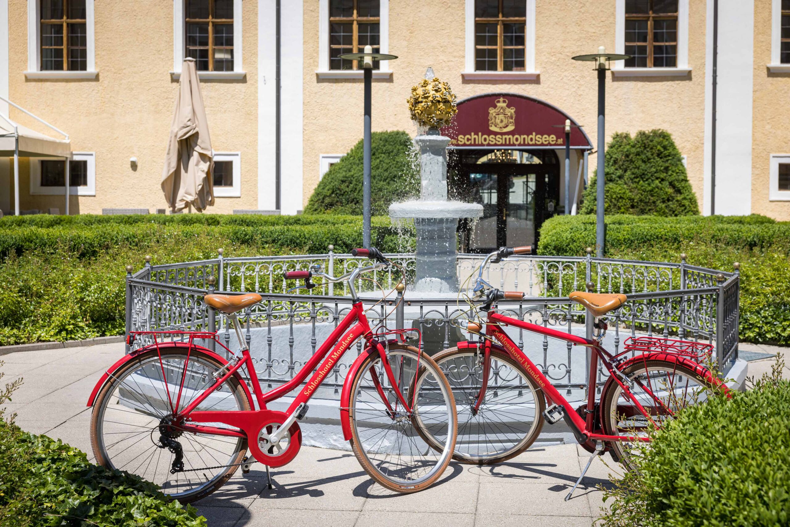 Mehrere Leihfahrräder stehen vor dem Schloss Mondsee und laden zu einer Radtour durch die Umgebung ein
