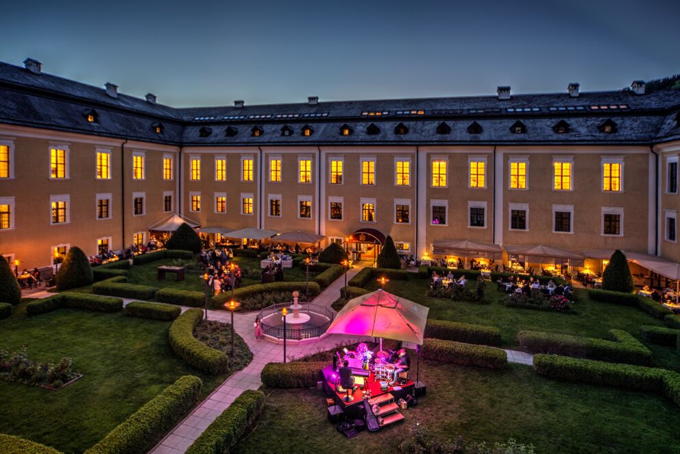 Abendessen im Schlossgarten des Schlosshotel Mondsee im Salzkammergut