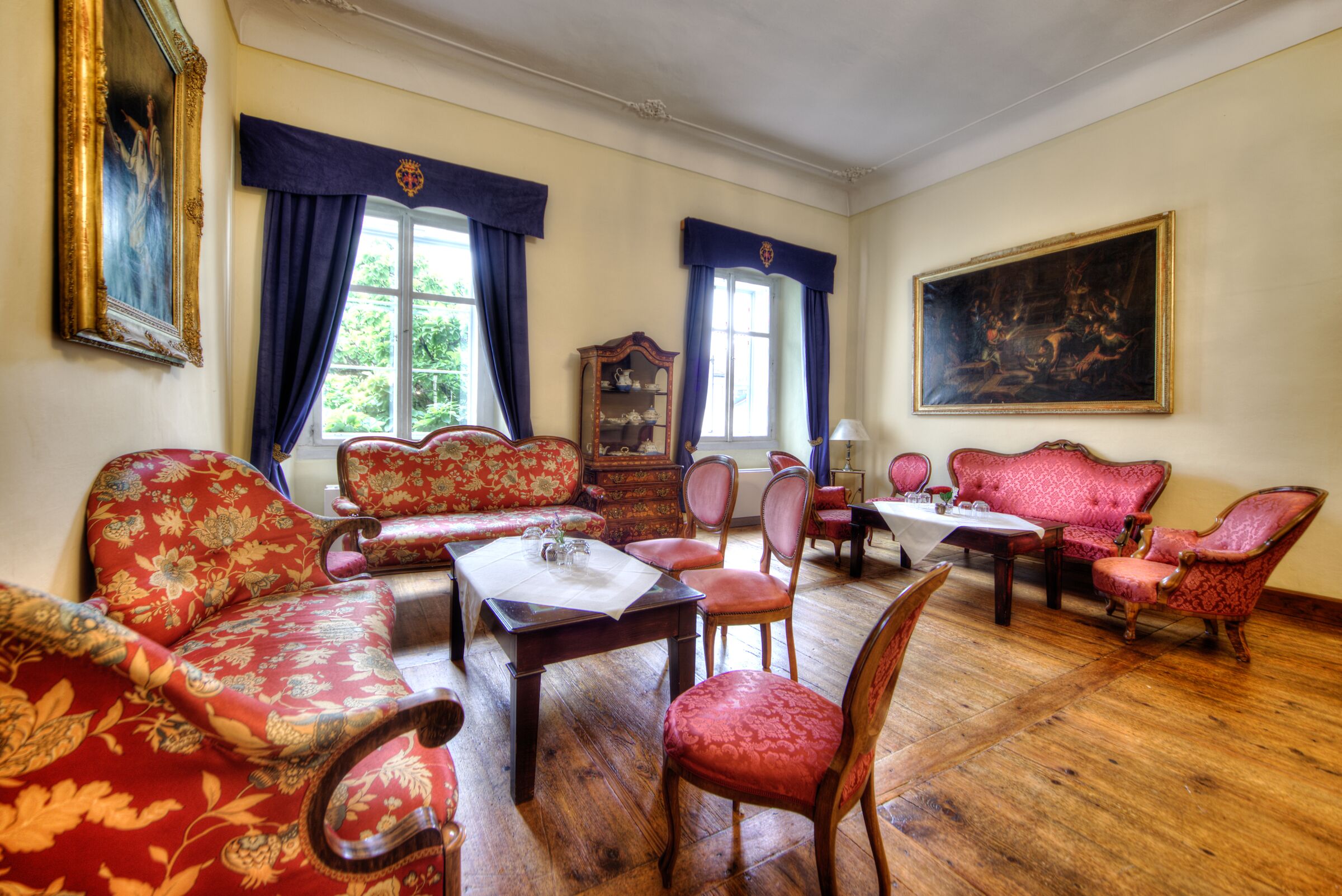 Eleganter Seminarraum "Prunkraum I" im Schloss Mondsee mit historischer Ausstattung und festlicher Atmosphäre