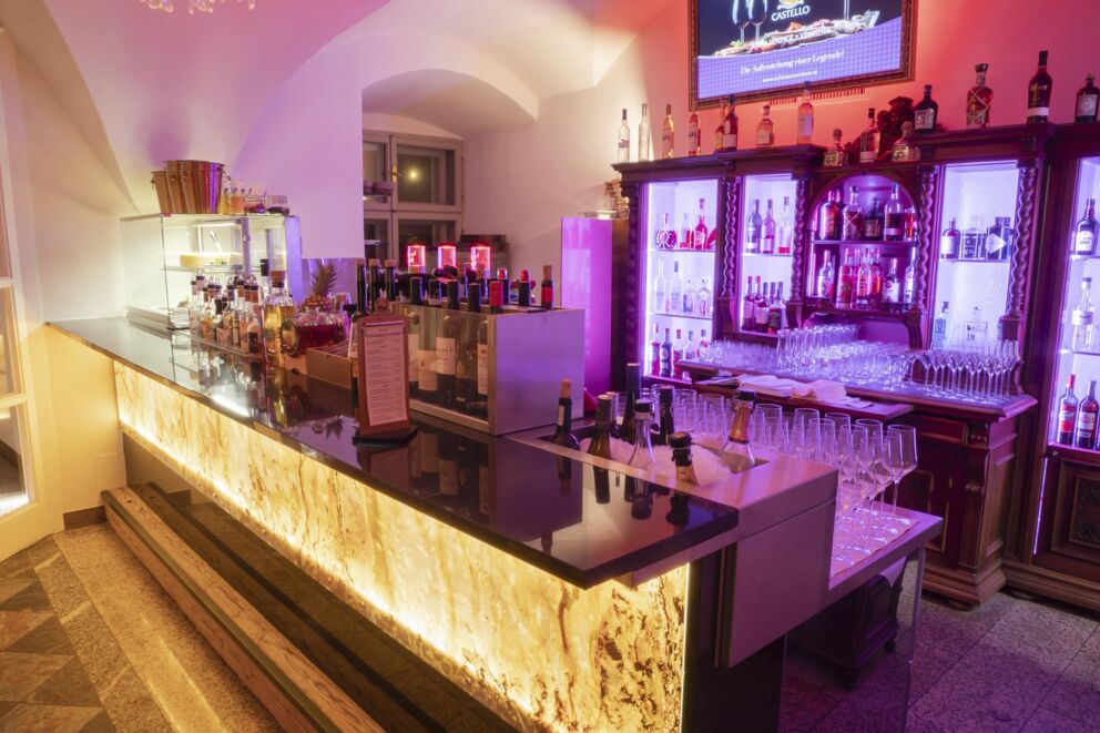 Die Castello Bar leuchtet in gelben und violetten Farben