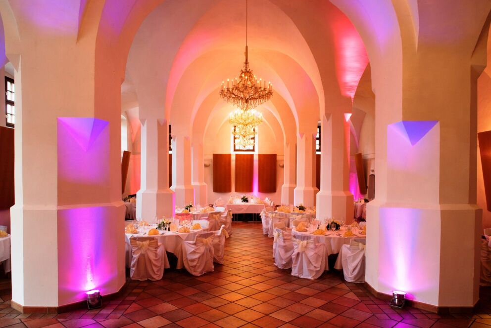 Heiraten im Schloss Mondsee in der wundervollen Säulenhalle