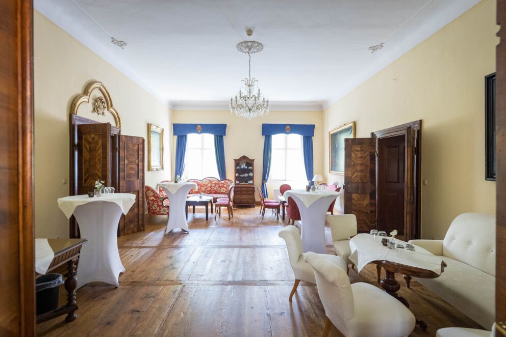 Historischer Seminarraum Prunkraum I mit Stuckdecke, Kronleuchtern und elegantem Bestuhlungsarrangement im Schlosshotel Mondsee