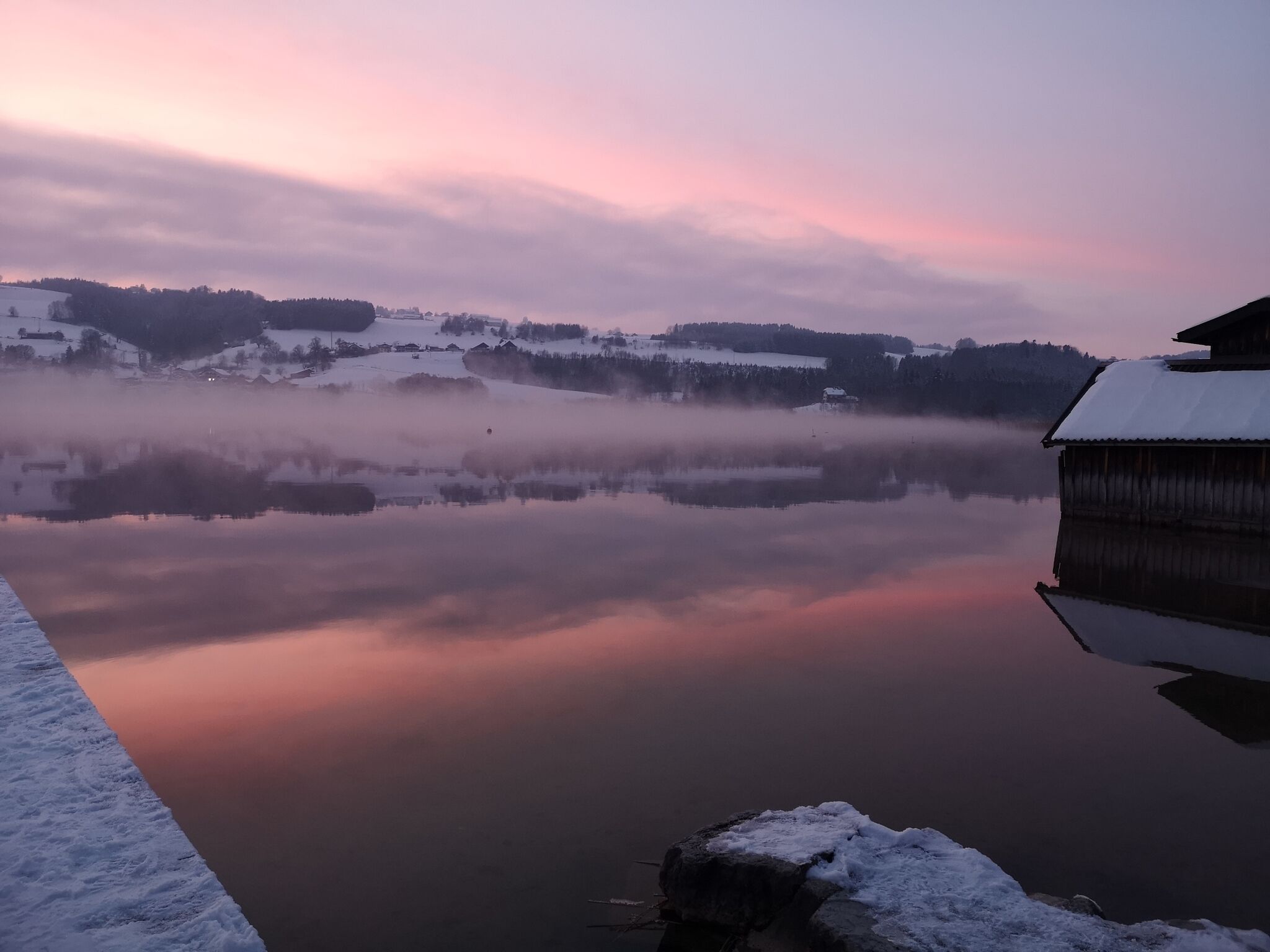 Der Irrsee im Salzkammergut im wunderschönen Abendrot im Winter.