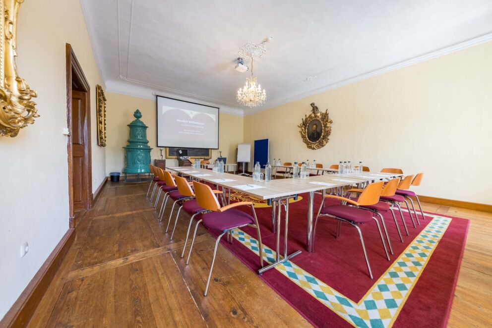 Seminarraum Prunkraum II mit historischem Charme, Parkettboden und eleganter Bestuhlung im Schlosshotel Mondsee