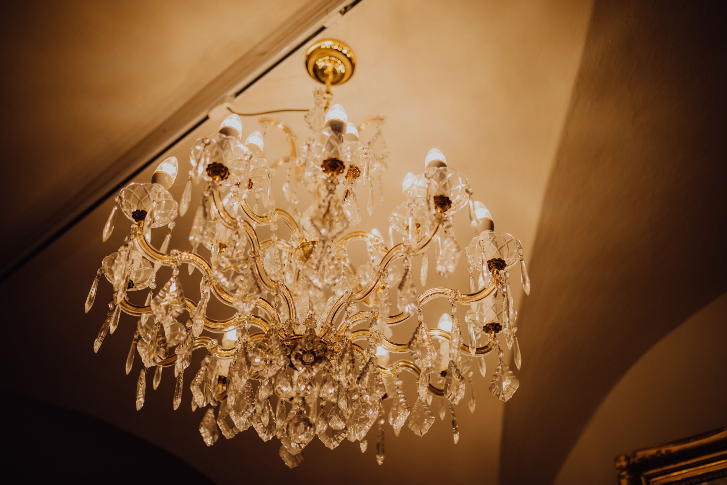 Ein Kronleuchter in der Castello Bar & Lounge im Salzkammergut