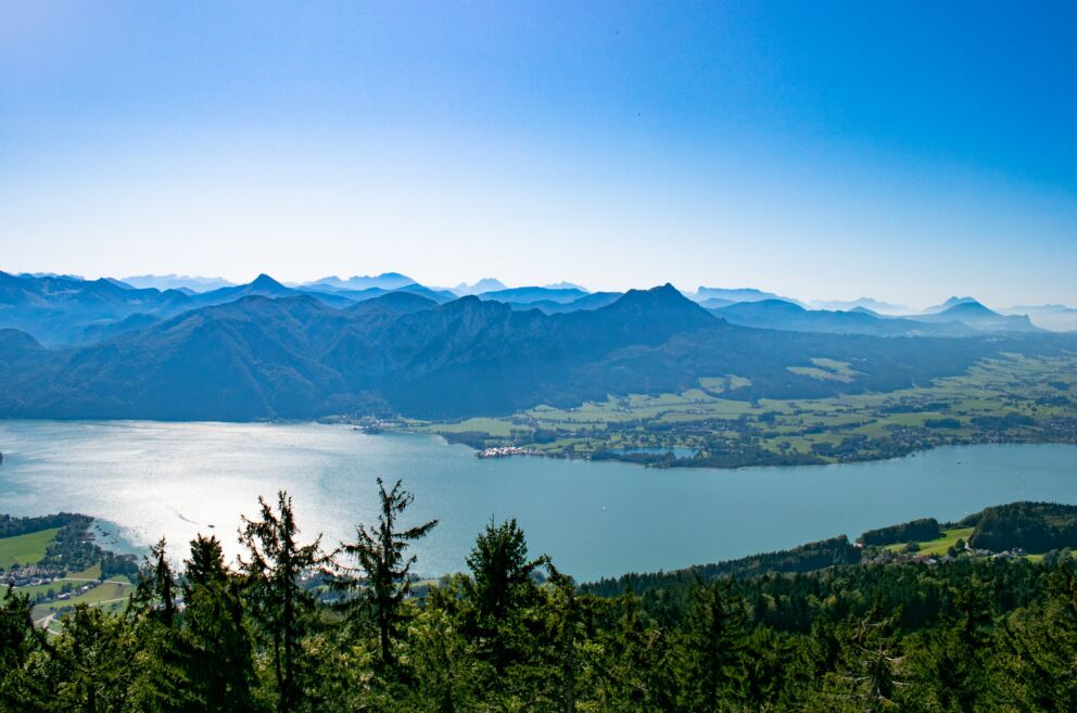 Der wundervolle Blick auf den Mondsee und der Gebirgszug des Salzkammergutes ist eine romantische Idee für den Urlaub