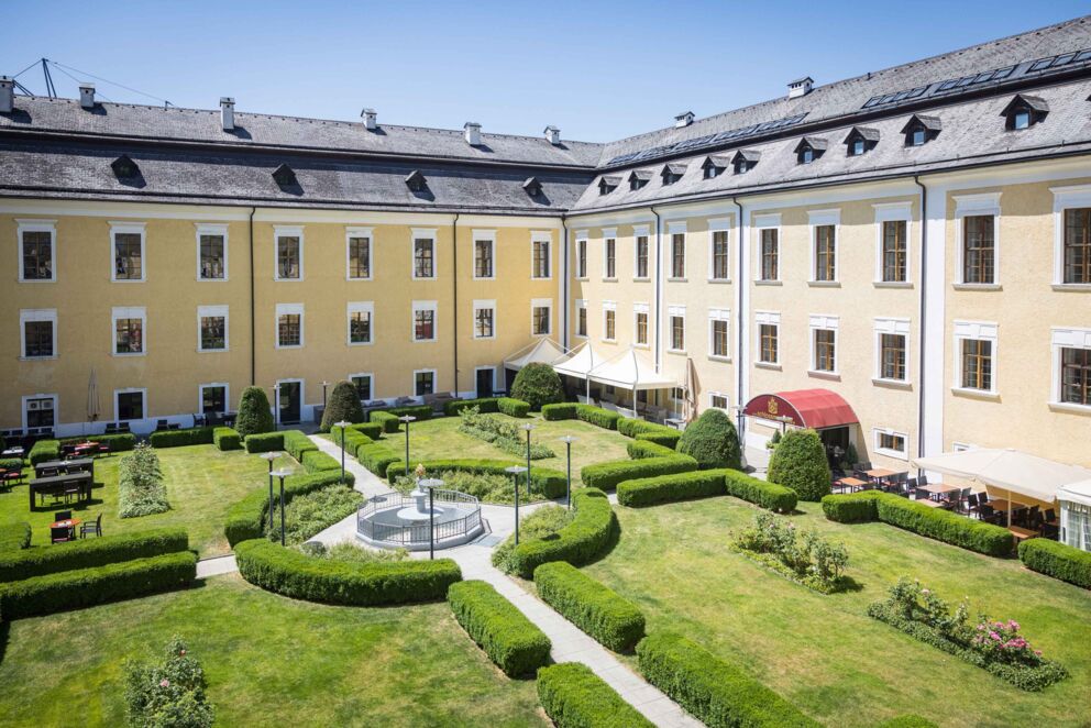 Charmanter Blick von oben auf den einladenden Schlossgarten des Schlosshotels Mondsee