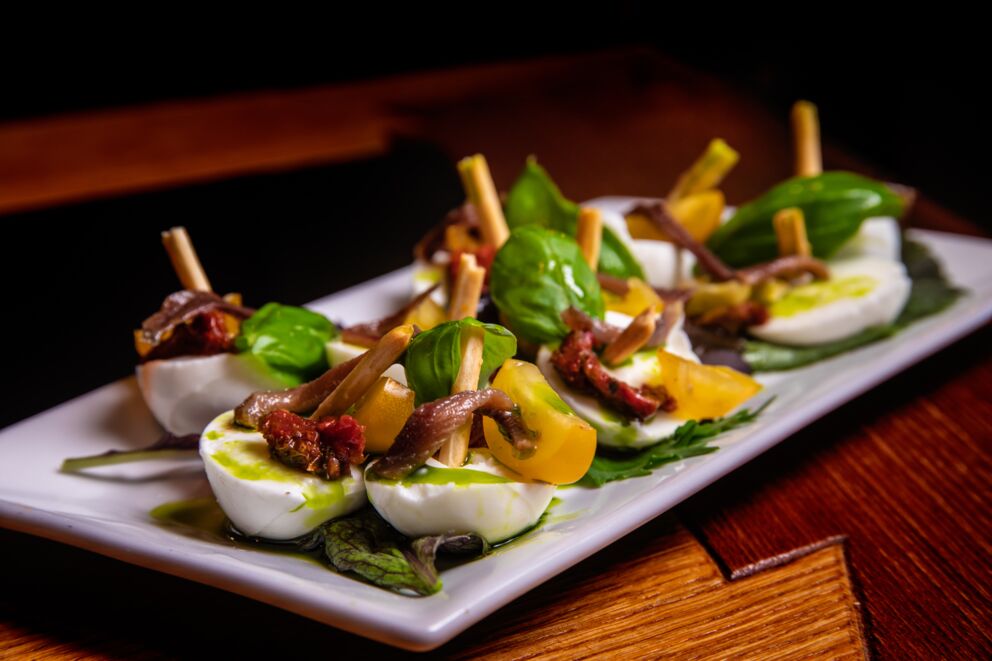 Caprese mit Mini-Mozzarella, Tomaten und Basilikum als Vorspeise im Restaurant Benediktus im Salzkammergut