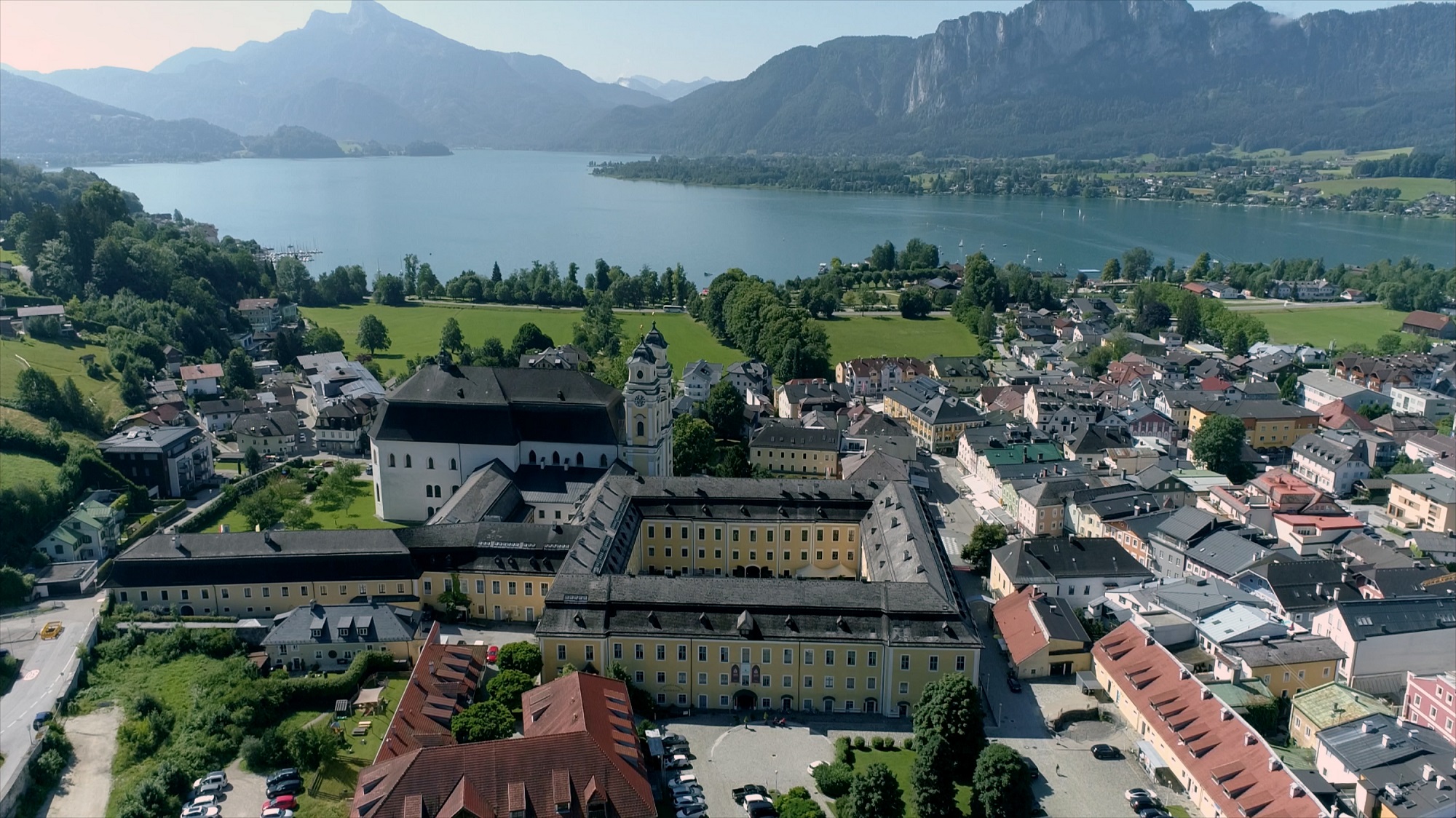 Luftbild vom Schloss Mondsee, aufgenommen von Ranfilm – historische Schlossanlage mit umliegender Natur aus der Vogelperspektive
