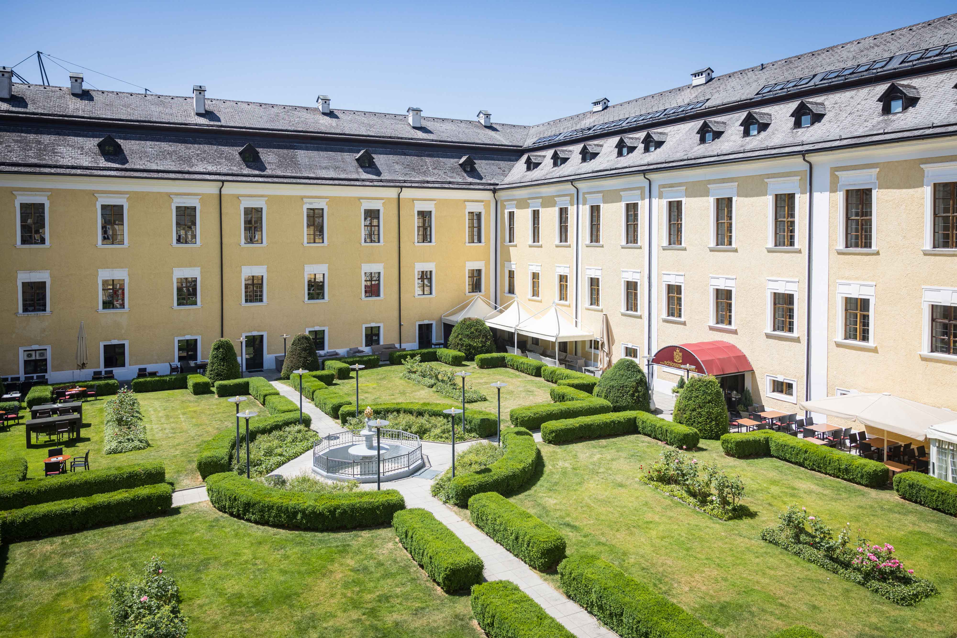 Charmanter Blick von oben auf den einladenden Schlossgarten des Schlosshotels Mondsee